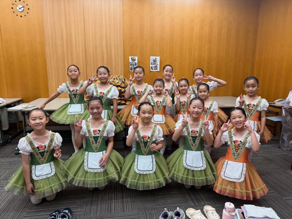.発表会の思い出♡プライマリーBクラスの楽しそうなショット達📸️一生懸命レッスンに参加して、立派に踊り切ることができました🩰憧れのお姉さん達と一緒に作品を作り上げてモチベーションが上がったようです。