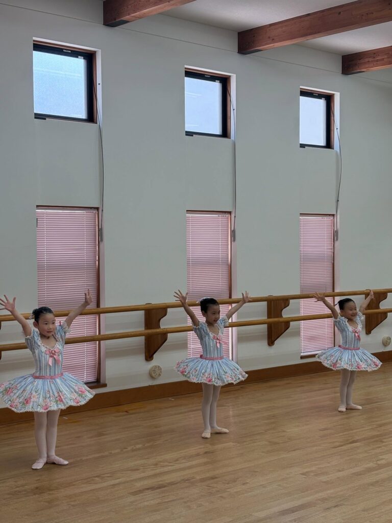 .エンゼルクラス生徒募集しております🩰(水)15:30〜16:30(金)16:00〜17:00随時体験レッスン、ご見学可能ですのでお気軽にお問い合わせくださいお電話もしくはスタジオホームページのお問い合わせフォームより、ご連絡お願いいたします。