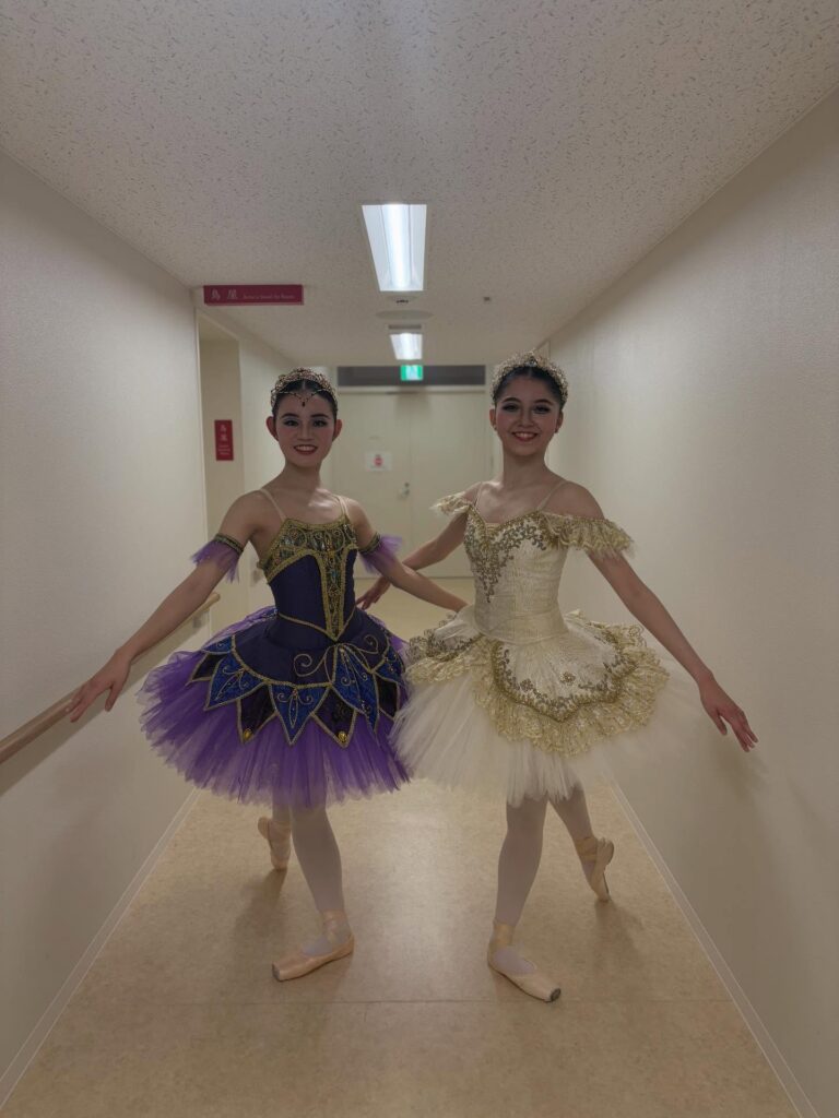 .12/25(木)日本橋公会堂にて開催された、第15回YBCバレエコンクール東京に、当スタジオより2名が出場しました。