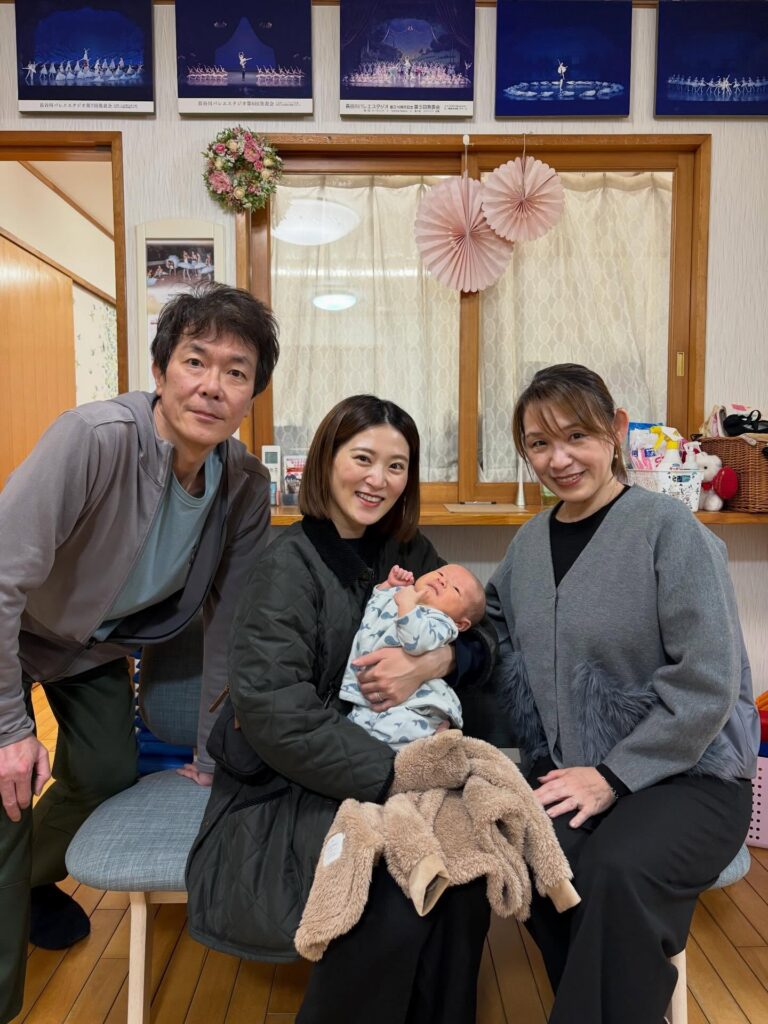 発表会でいつもお手伝いしてくれている、卒業生の千咲紀さんが赤ちゃんを連れて遊びに来てくれました🩵子どもの頃からレッスンに通ってきてくれて、就職してからも発表会に参加してくれた千咲紀さん、ママになった姿に感無量おばあちゃんおじいちゃんになった気分♪又、遊びに来てくださいね