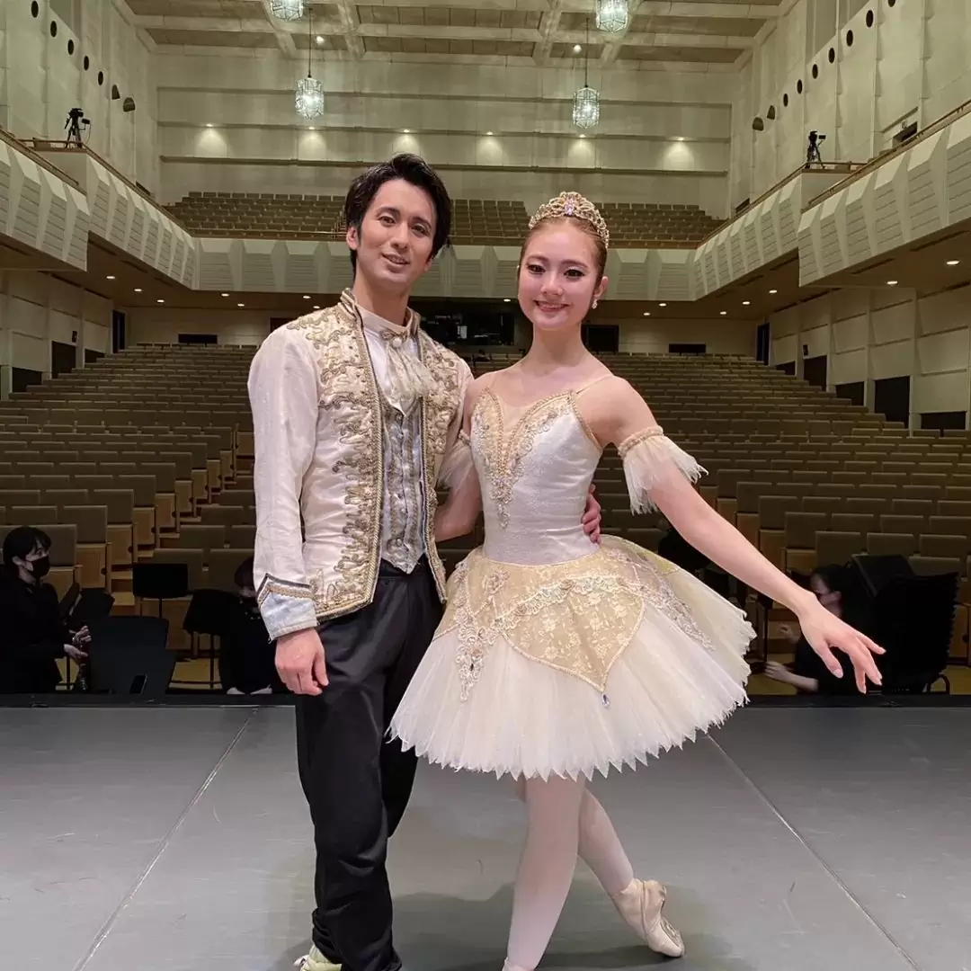 12月28日(水) 洗足学園音楽大学バレエコース(グローバルコース)4年の大黒秀香が出演する本公演「眠れる森の美女」全幕が前田ホールで開催され、第3幕のオーロラ姫を踊らせていただきました。本人にとって初のグラン.パ.ド.ドゥで、かなりプレッシャーを感じていた様ですがパートナーの沖田先生や諸先生方に支えられ無事に躍りきる事が出来ました。お疲れ様でした。まだまだ課題はあるけれどその課題に向き合ってこれからも頑張ってください。 3枚目 今回の公演のミストレス3人にお会いする事が出来ました。#洗足学園音楽大学バレエコース#前田ホール #眠れる森の美女#オーロラ姫#長谷川バレエスタジオ#東戸塚バレエ