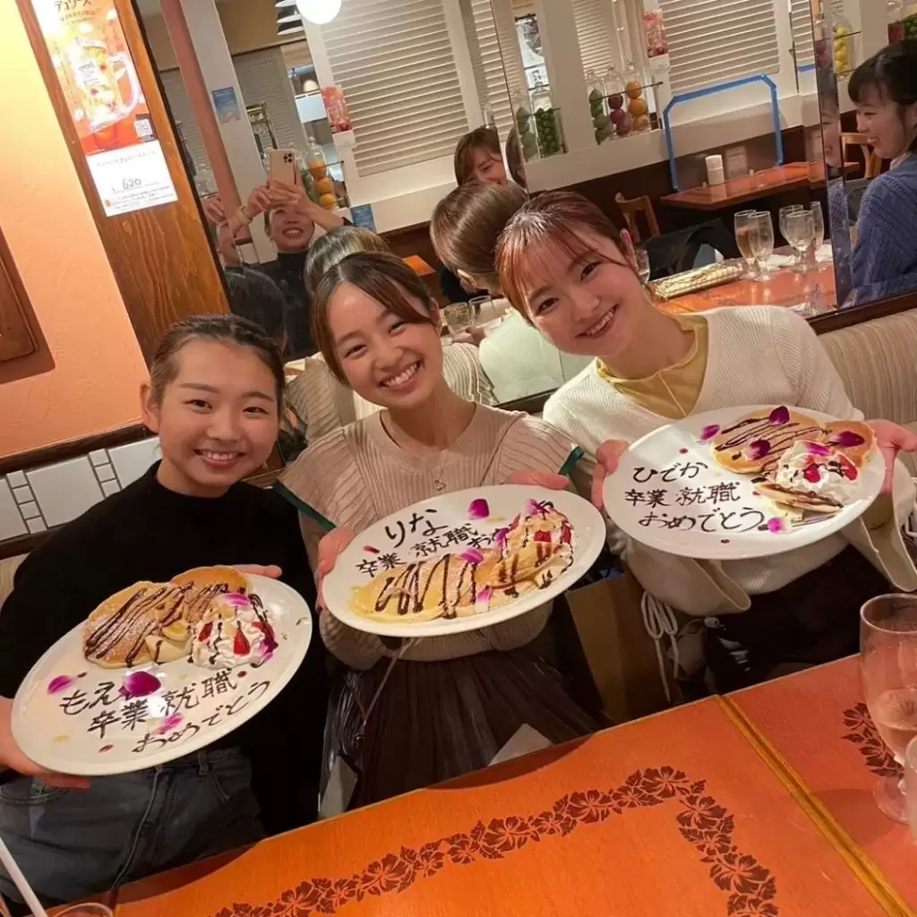 大学卒業と就職のお祝いパーティー小さい時からスタジオに通い続け気が付けばもう就職の年。