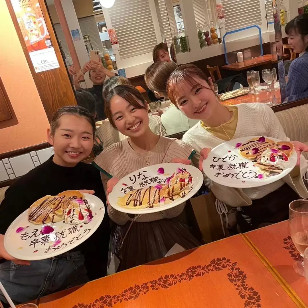 大学卒業と就職のお祝いパーティー小さい時からスタジオに通い続け気が付けばもう就職の年。受験で一時スタジオを離れても又戻ってきてくれ、発表会にも毎回出て盛り上げてくれました。本当におめでとう!これからも細く長くレッスンしてくれたらうれしいです。#長谷川バレエスタジオ#東戸塚バレエ#子ども習い事#大人バレエ
