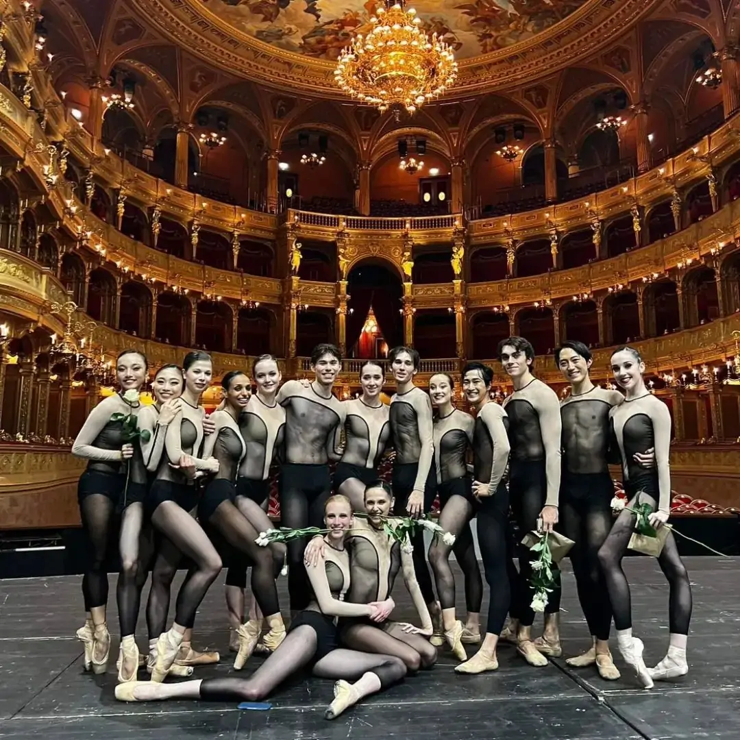 2020年9月からhungarian dance universityに留学していた樹聖が卒業公演の様子を届けてくれました。 バレエ留学としては少し遅めのスタートでしたが、持ち前の恵まれたスタイルを活かしバレエと向き合い、無事に卒業する事が出来ました。頑張ったね!おめでとう!また次の活動の場に向けてしっかり準備してください。#長谷川バレエスタジオ#東戸塚バレエ#子ども習い事 #卒業#hungariandanceuniversity