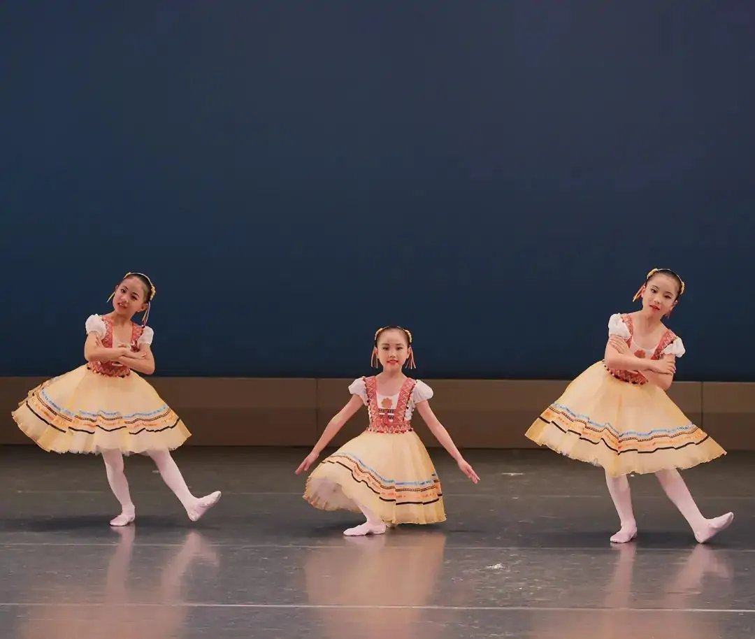 第8回パフォーマンスの思い出。時差投稿2回目昨年11月26日に開催したパフォーマンスのプライマリーBクラスの舞台での様子です。皆いい笑顔ではつらつと踊っていました。お客様にも楽しんでいただけたかな?#長谷川バレエスタジオ#東戸塚バレエ#鎌倉芸術館#戸塚バレエ教室 #横浜バレエ教室