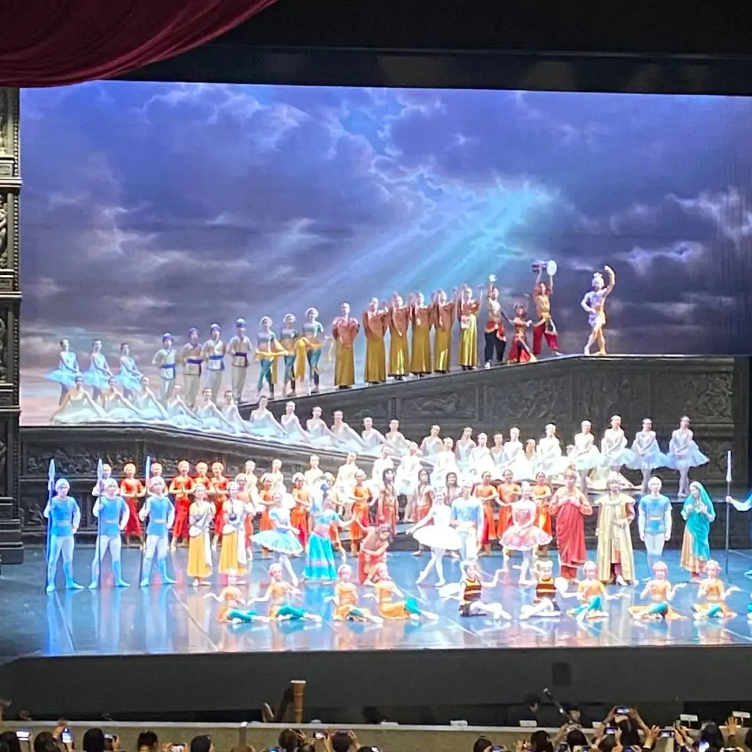 1月18日(土)東京文化会館で上演された谷桃子バレエ団の「ラ・バヤデール」を観に行きました。スタジオアシスタントの大黒秀香が出演し、懸命に役目を努めておりました。会場に足を運び入れると、ひと昔前までは想像もつかなった光景が目の前にありました。グッズ販売や、マチネで踊ったダンサーのサイン会と撮影等々。そして極めつけは終演後の舞台撮影会!(SNSにどんどん投稿してください!のアナウンス付き)なんと斬新なアイデア!これからはスタンダードになるのかな?と思える程時代の変化に対応している運営が感じられました。#長谷川バレエスタジオ #東戸塚バレエ #東戸塚習い事#谷桃子バレエ団 #東京文化会館#バレエレッスン #バレエ教室 #バレエスタジオ#習い事 #おけいこ#生徒募集中 #体験随時受付中