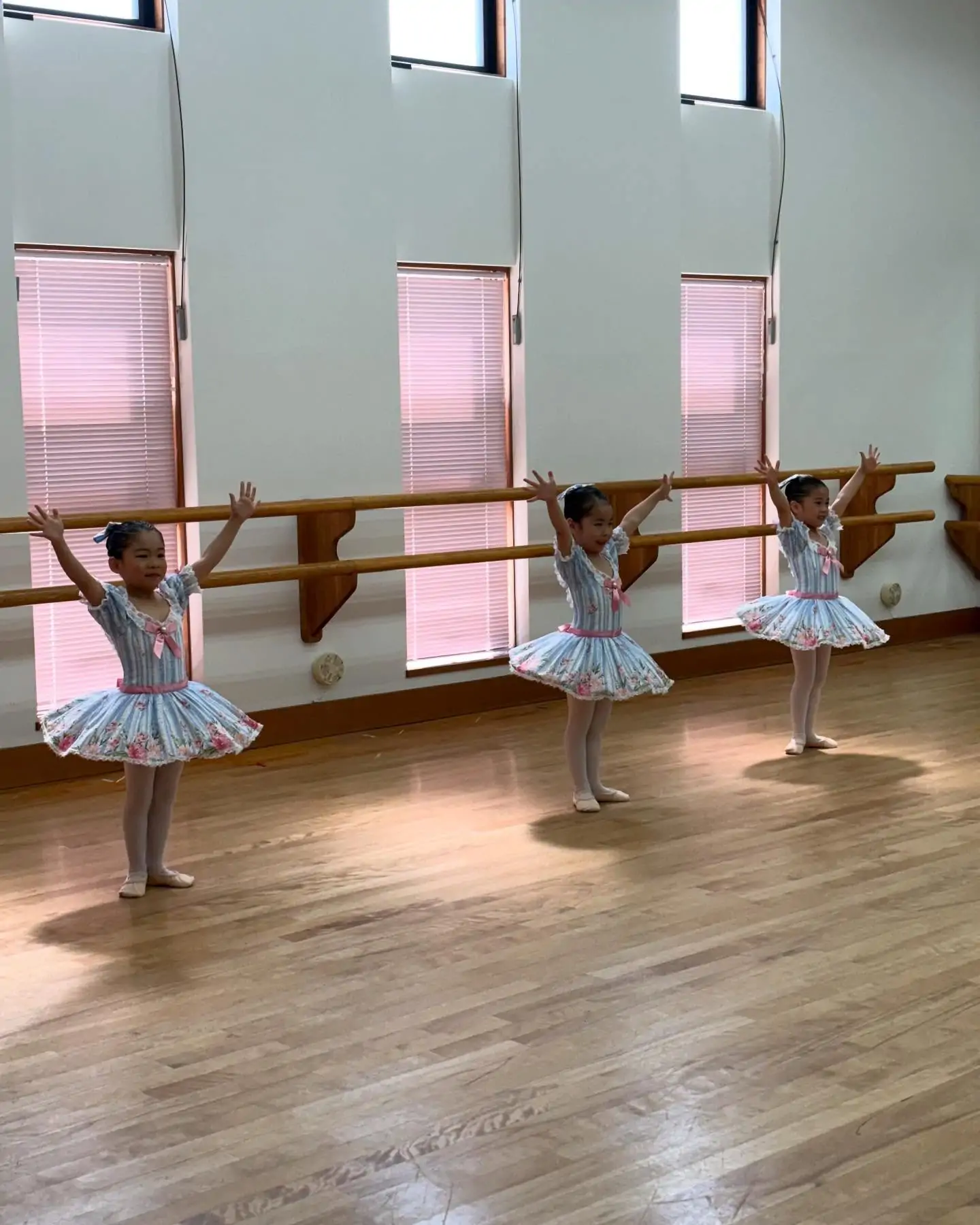 .3/23(日) エンゼルクラスの撮影会でした。オープニングとして、コンクール出場者によるエキシビションも行いました。練習の成果を存分に発揮して笑顔で楽しく踊ることができました。ご家族やご親族の方々とも記念撮影が出来たり、微笑ましい光景で幸せな1日となりました。バレエが大好きな気持ちを忘れずに、素敵に成長してくれたら嬉しいです🩰これからもレッスン頑張りましょう️#長谷川バレエスタジオ#横浜バレエ#東戸塚バレエ#戸塚バレエ#大人バレエ#大人初心者バレエ #子ども習い事#子どもバレエ #東戸塚習い事
