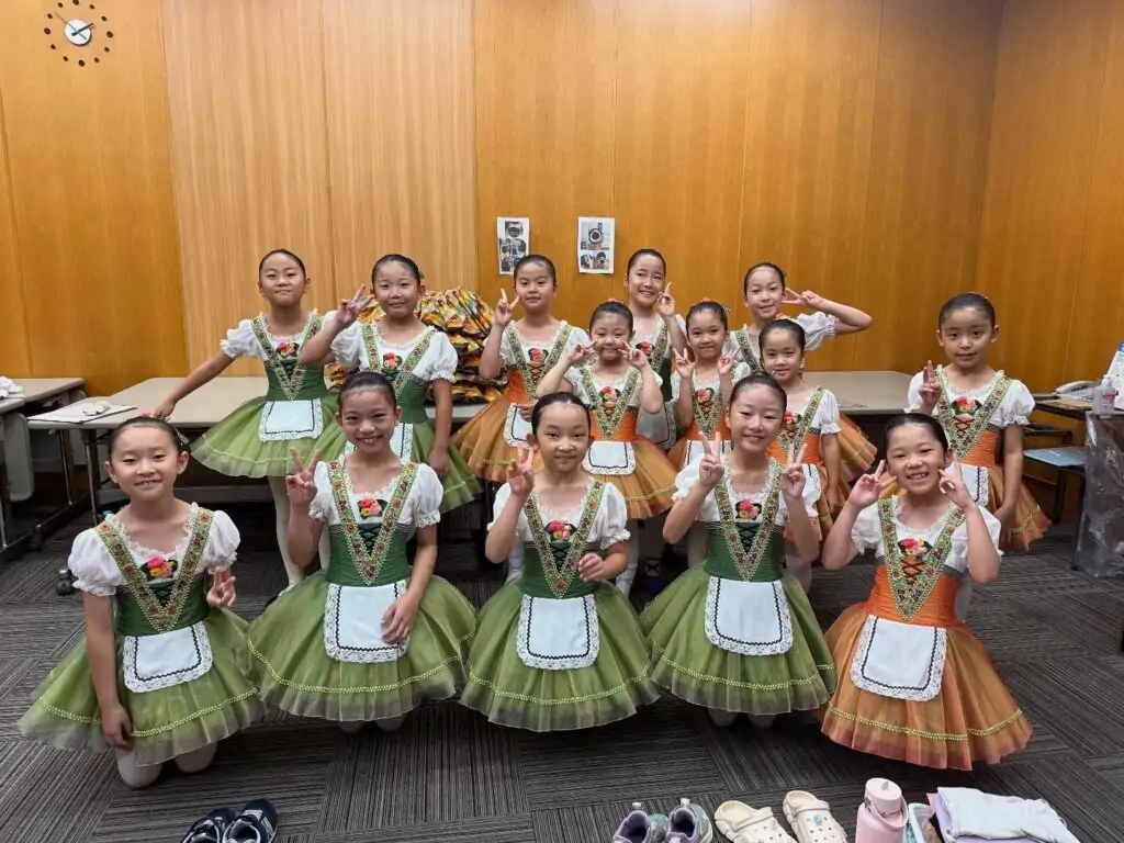 .発表会の思い出♡プライマリーBクラスの楽しそうなショット達📸️一生懸命レッスンに参加して、立派に踊り切ることができました🩰憧れのお姉さん達と一緒に作品を作り上げてモチベーションが上がったようです。