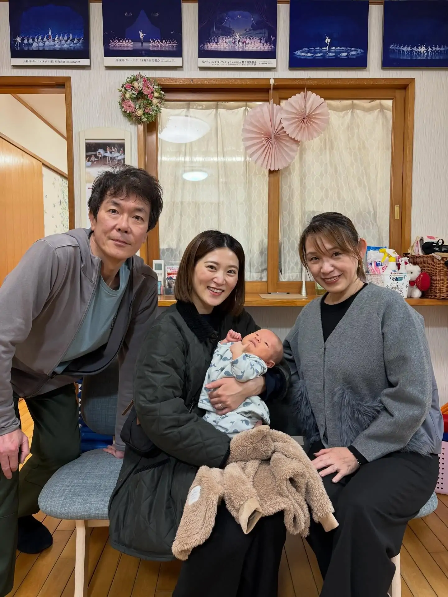 発表会でいつもお手伝いしてくれている、卒業生の千咲紀さんが赤ちゃんを連れて遊びに来てくれました🩵子どもの頃からレッスンに通ってきてくれて、就職してからも発表会に参加してくれた千咲紀さん、ママになった姿に感無量おばあちゃんおじいちゃんになった気分♪又、遊びに来てくださいね#長谷川バレエスタジオ #東戸塚バレエ#横浜バレエ#戸塚バレエ#習い事